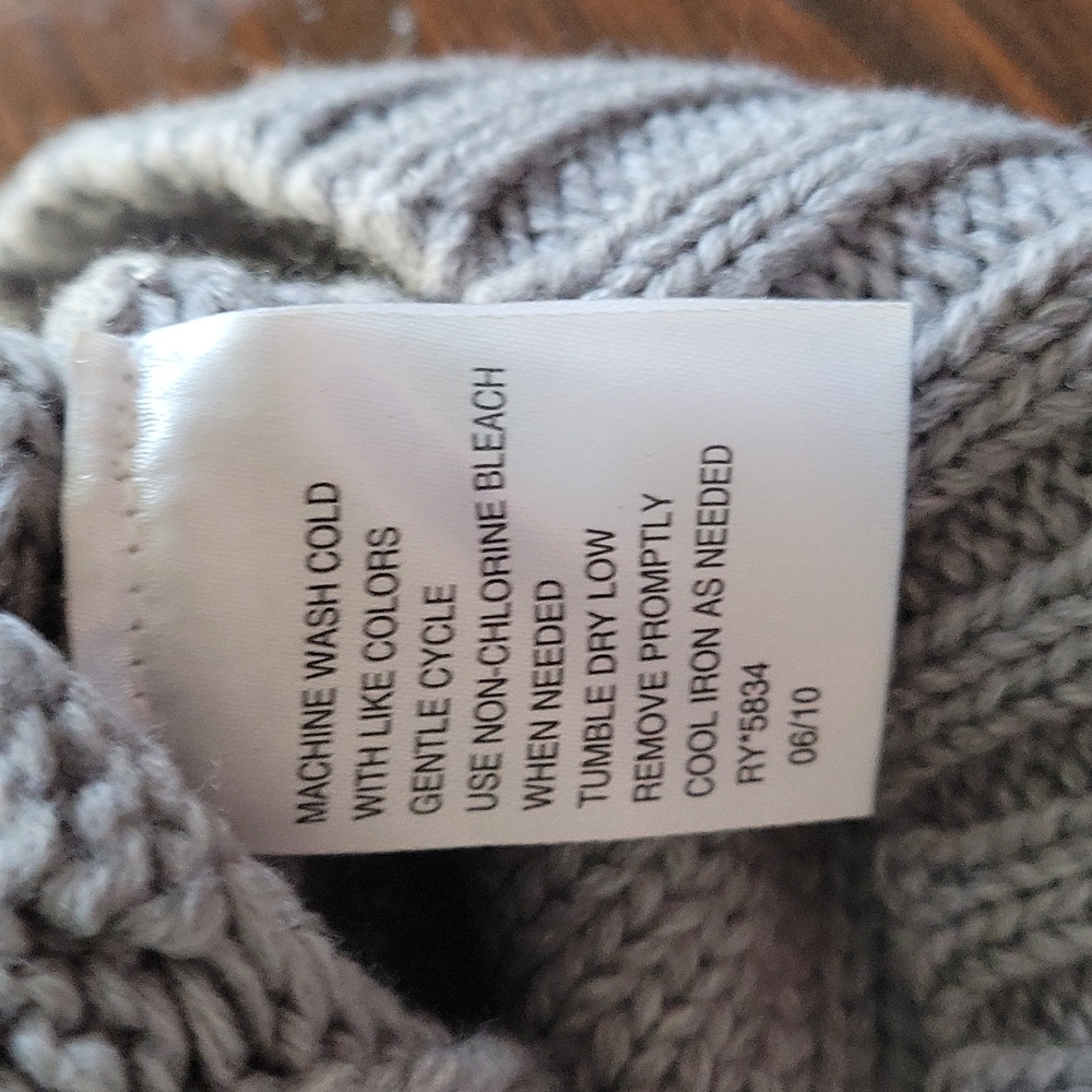 H&M Cropped Sweater - Picture 9 of 9